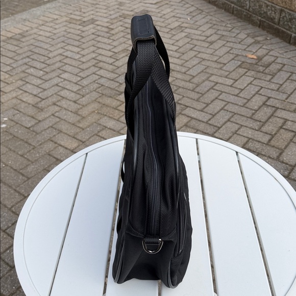 Vintage Black Messenger bag by Hartmann. Good used condition and ready to travel - Picture 4 of 9